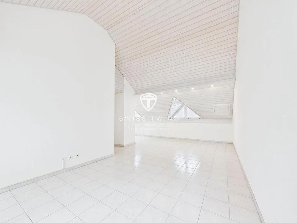 Appartamento mansardato 2 camere ristrutturato di recente con balcone a Buttikon