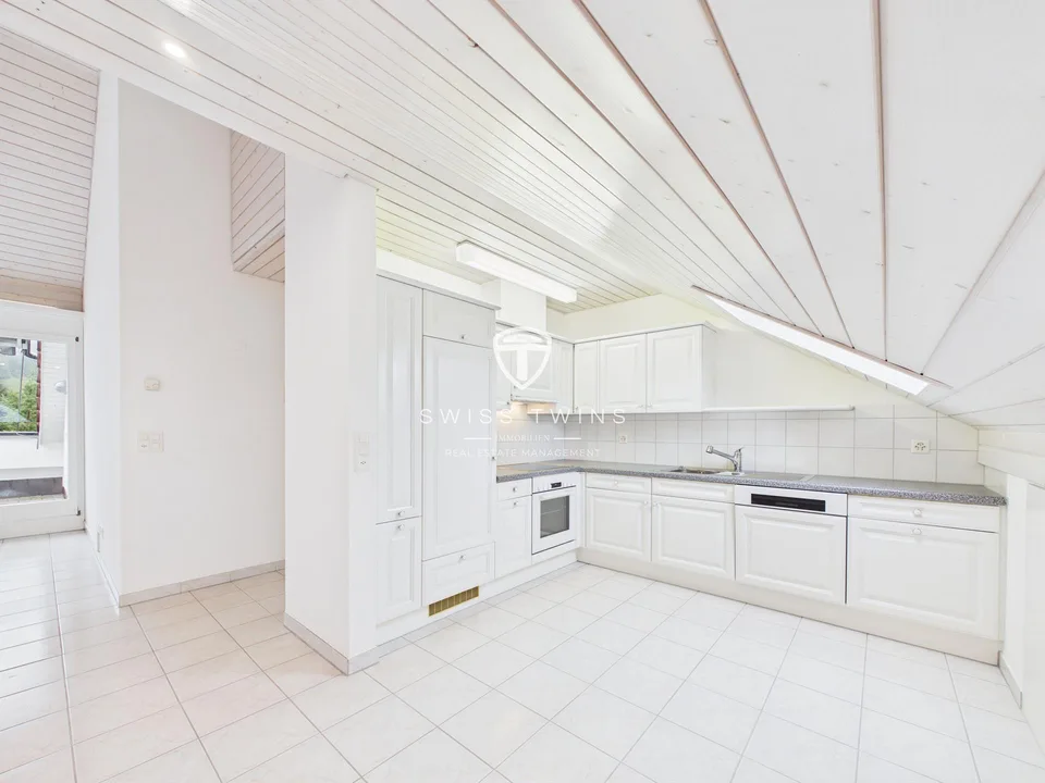 Appartamento mansardato 2 camere ristrutturato di recente con balcone a Buttikon
