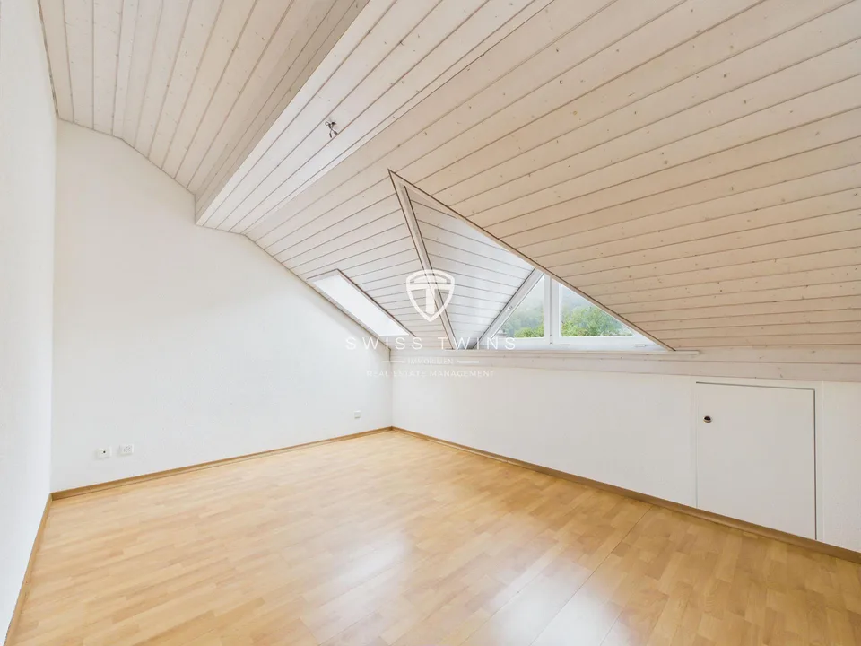 Appartamento mansardato 2 camere ristrutturato di recente con balcone a Buttikon