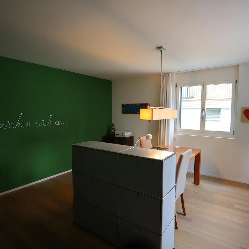 Wohnen mit Stil: Moderne 2.5-Zwhg. mit Disporaum an bester Lage