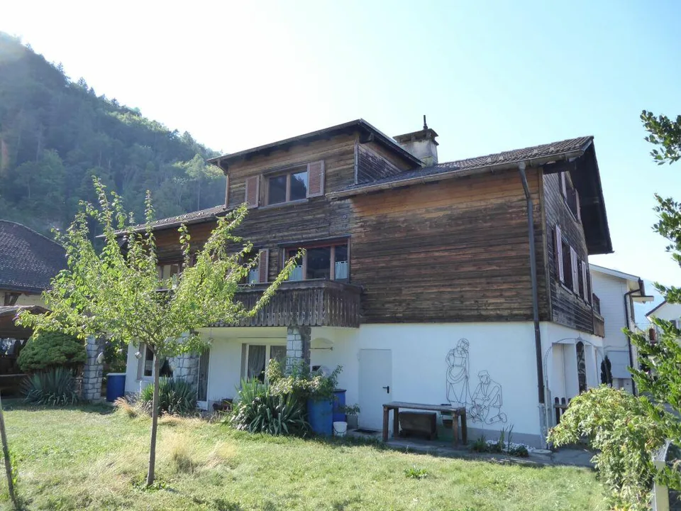 freistehendes Zweifamilienhaus mit Garagen und grosszügigem Umschwung