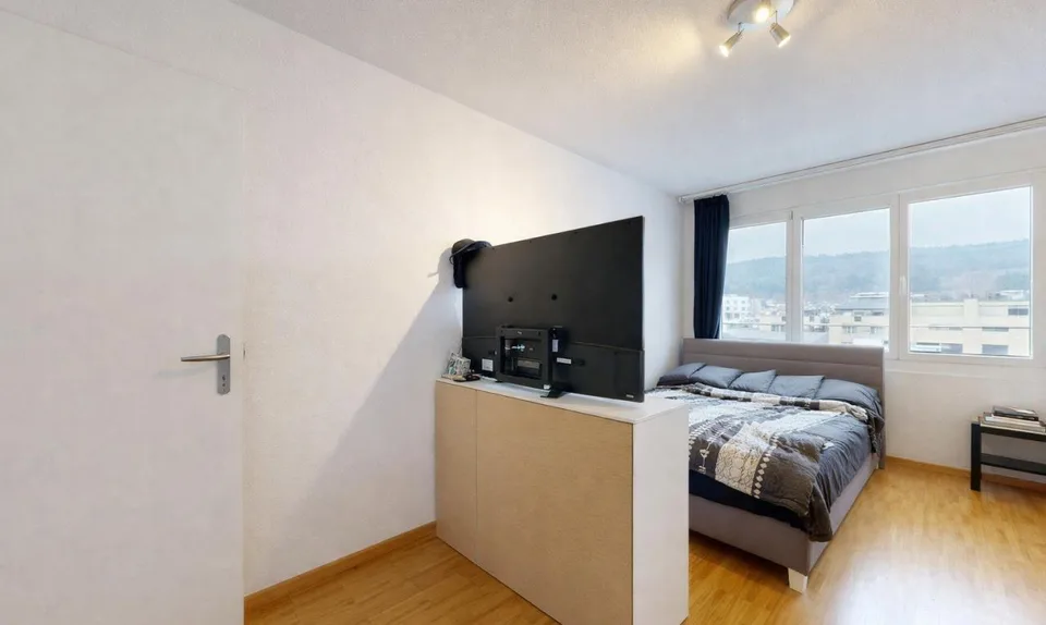 Grosse 5.5-Zimmer Wohnung mit unverbaubarer Aussicht in Schlieren