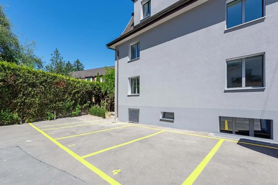 Places de parking extérieures dans un emplacement bien situé