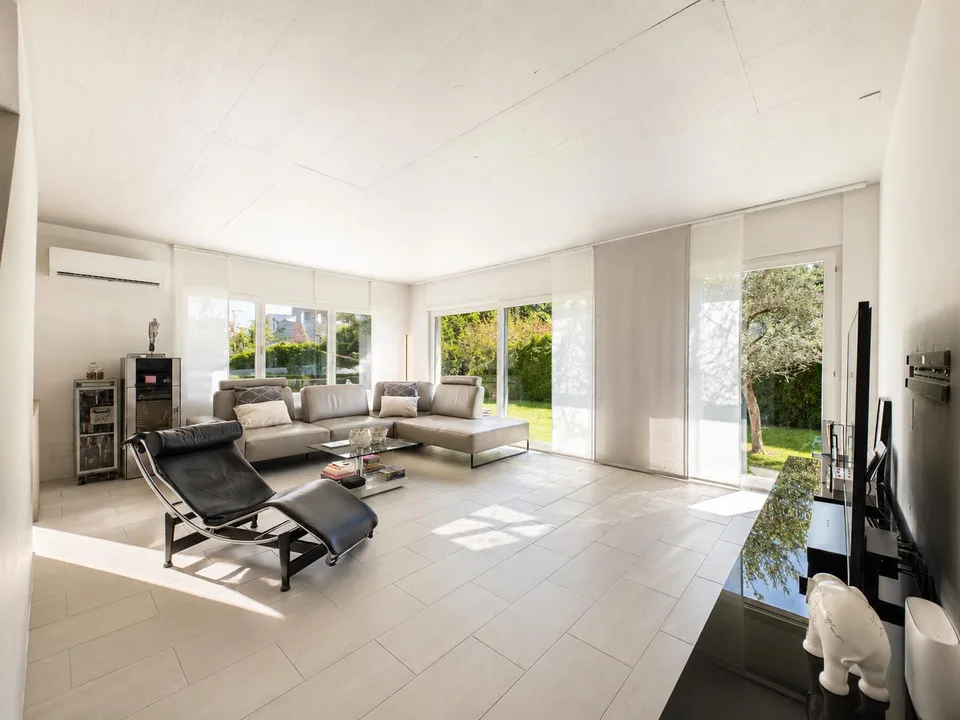 Villa moderna ad Ascona – Spazi generosi, giardino e terrazzi