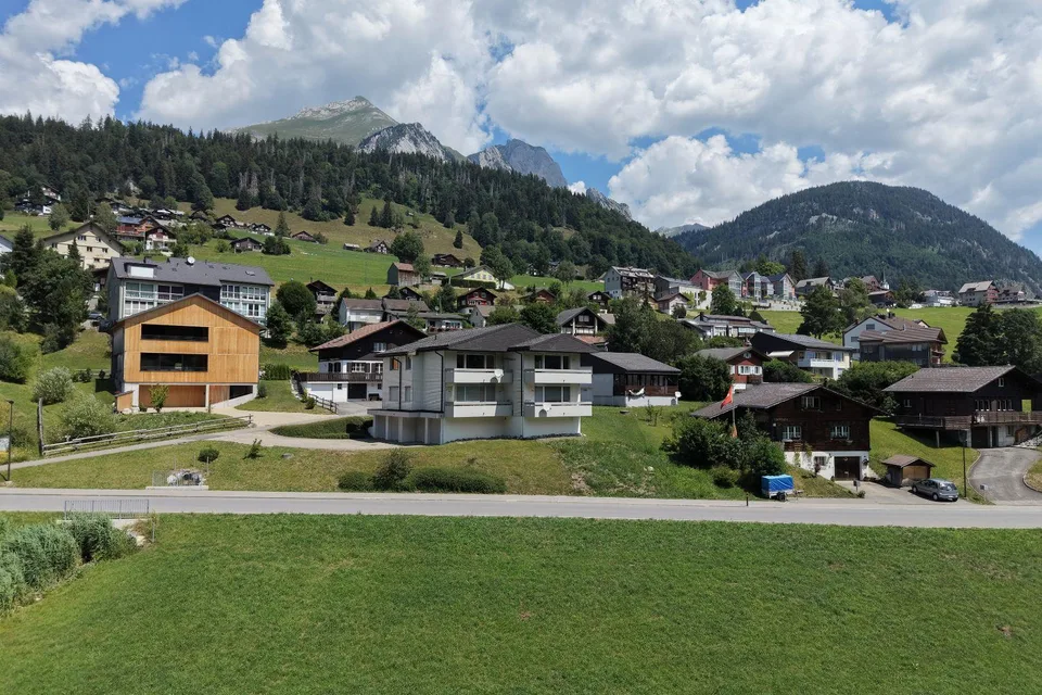 Sunny 2.5-room holiday home with mountain views, cross-country ski trail and ski lift at the door