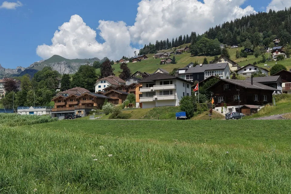 Sunny 2.5-room holiday home with mountain views, cross-country ski trail and ski lift at the door