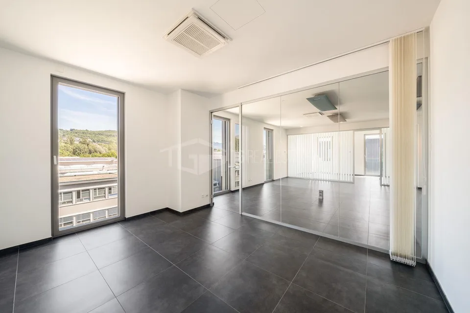 MODERN OFFICE IN MANNO | MODERNO UFFICIO A MANNO | MODERNO UFFICIO ...