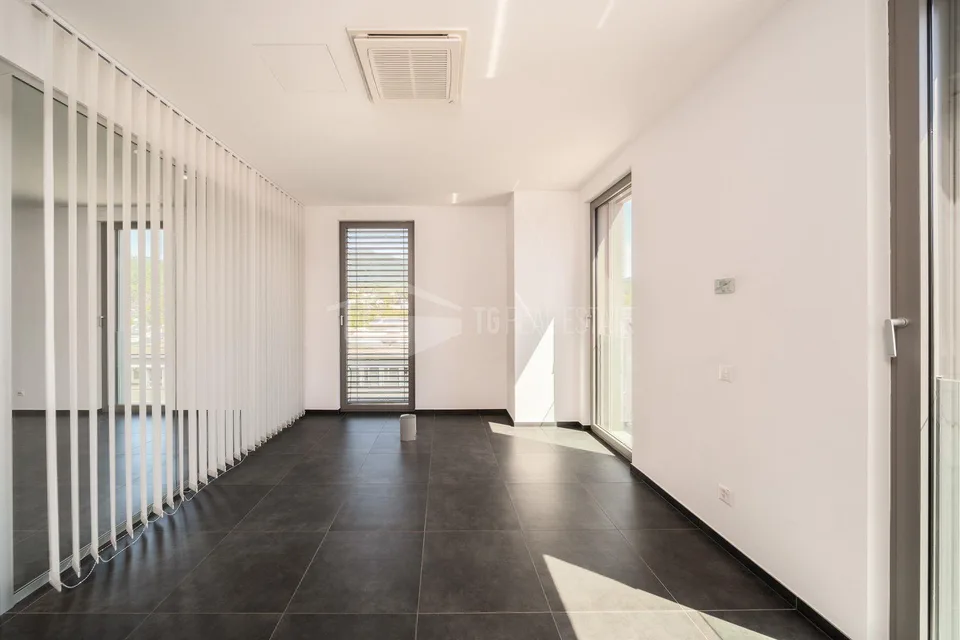 MODERN OFFICE IN MANNO | MODERNO UFFICIO A MANNO | MODERNO UFFICIO ...