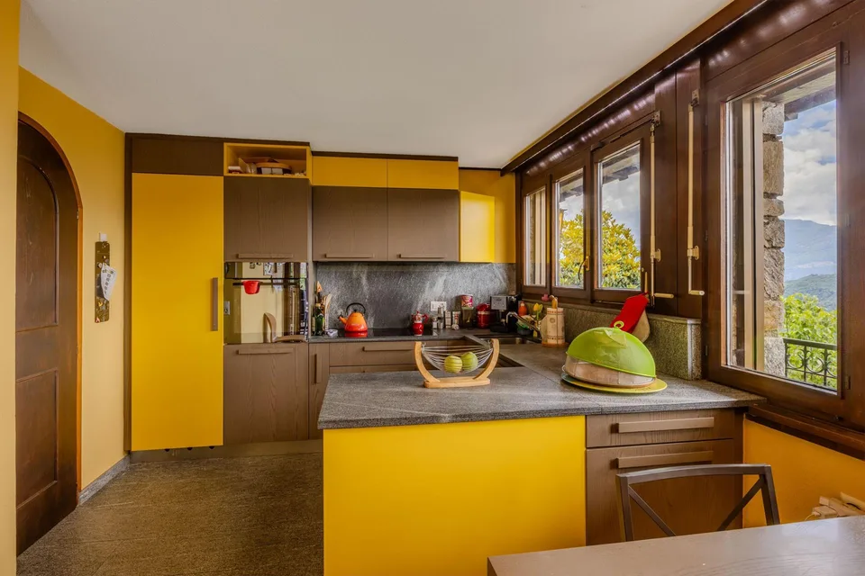 Große Villa mit 7 Zimmern und herrlichem Seeblick in Cimo-Bioggio