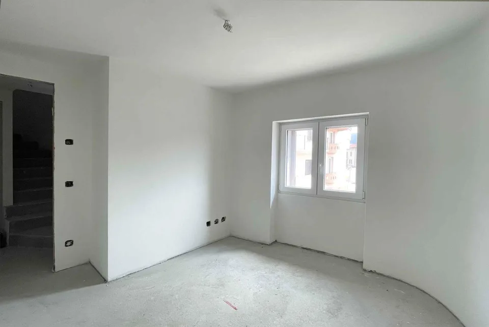 AMPIA CASA 6.5 LOCALI INTERAMENTE RISTRUTTURATA A MIGLIEGLIA