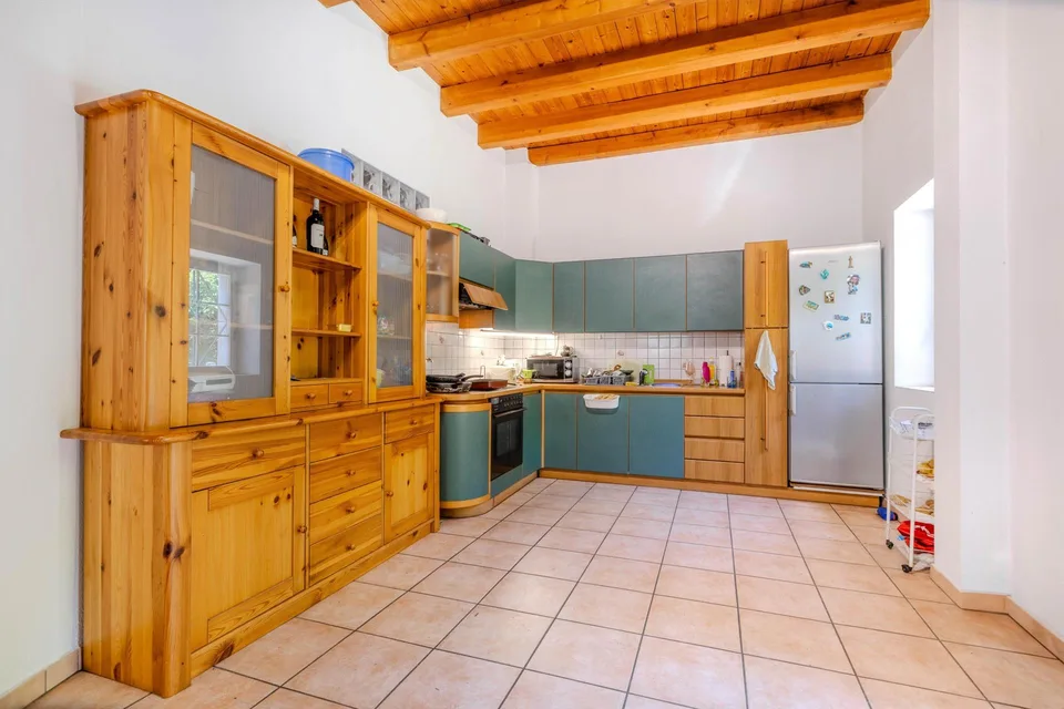 AMPIA E LUMINOSA CASA DI 13 LOCALI NEL VERDE A NOVAZZANO