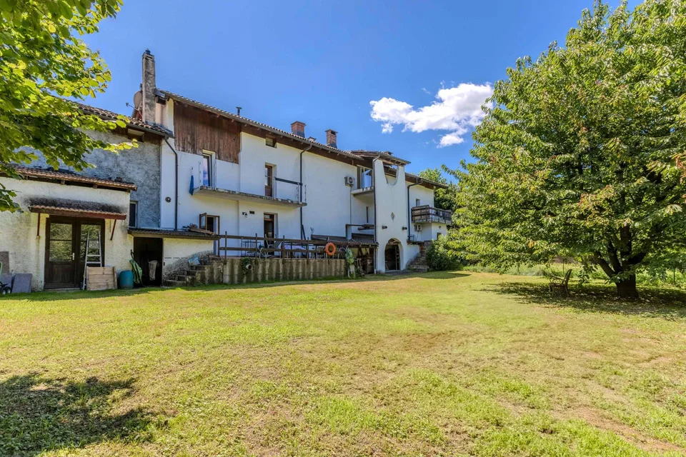 AMPIA E LUMINOSA CASA DI 13 LOCALI NEL VERDE A NOVAZZANO
