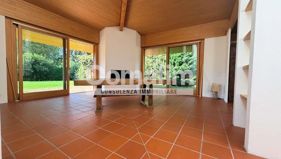 Luminosa villa immersa nel verde a Origlio