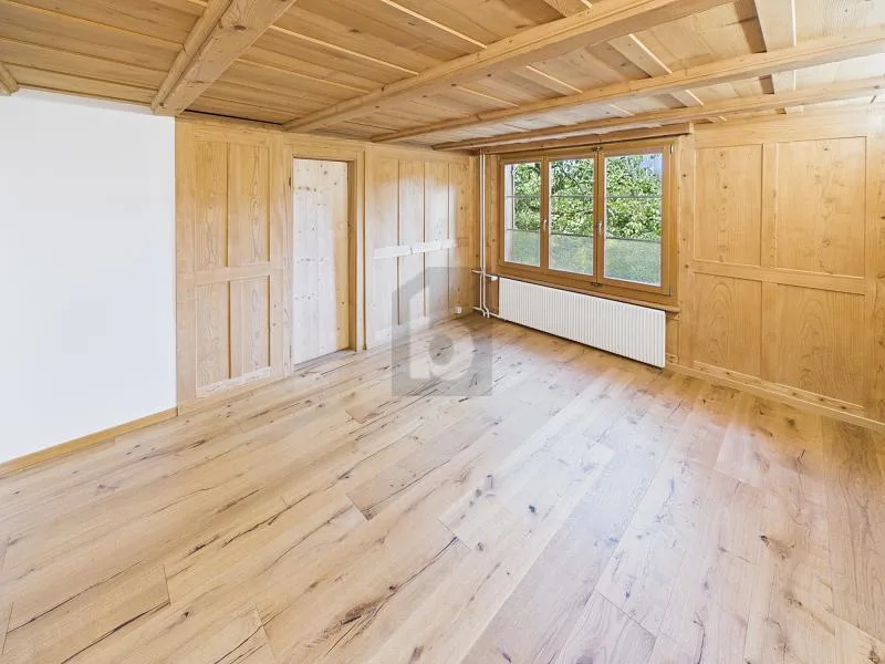 RUHIG UND HOCHWERTIG, MIT VIEL HOLZ