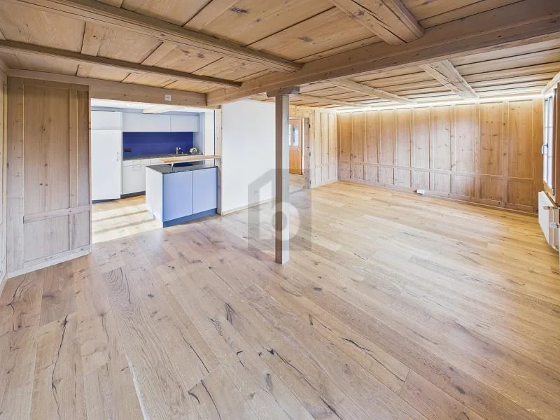 RUHIG UND HOCHWERTIG, MIT VIEL HOLZ