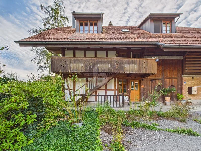 RUHIG UND HOCHWERTIG, MIT VIEL HOLZ