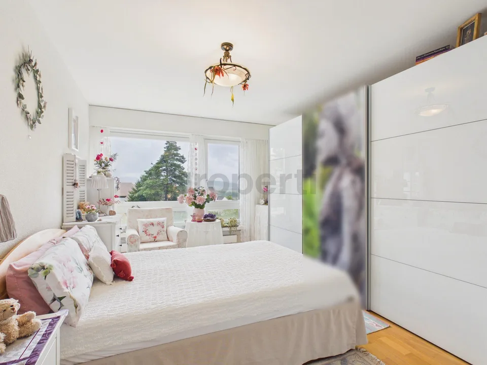 Bright apartment with plenty of space and a great view