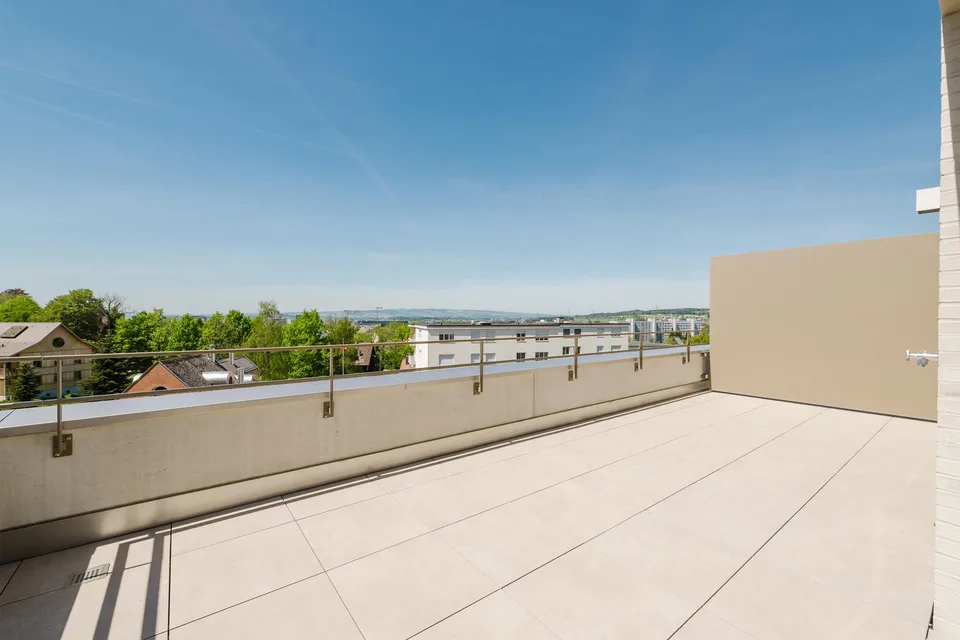 Appartement attique exclusif de 3,5 pièces avec grande terrasse