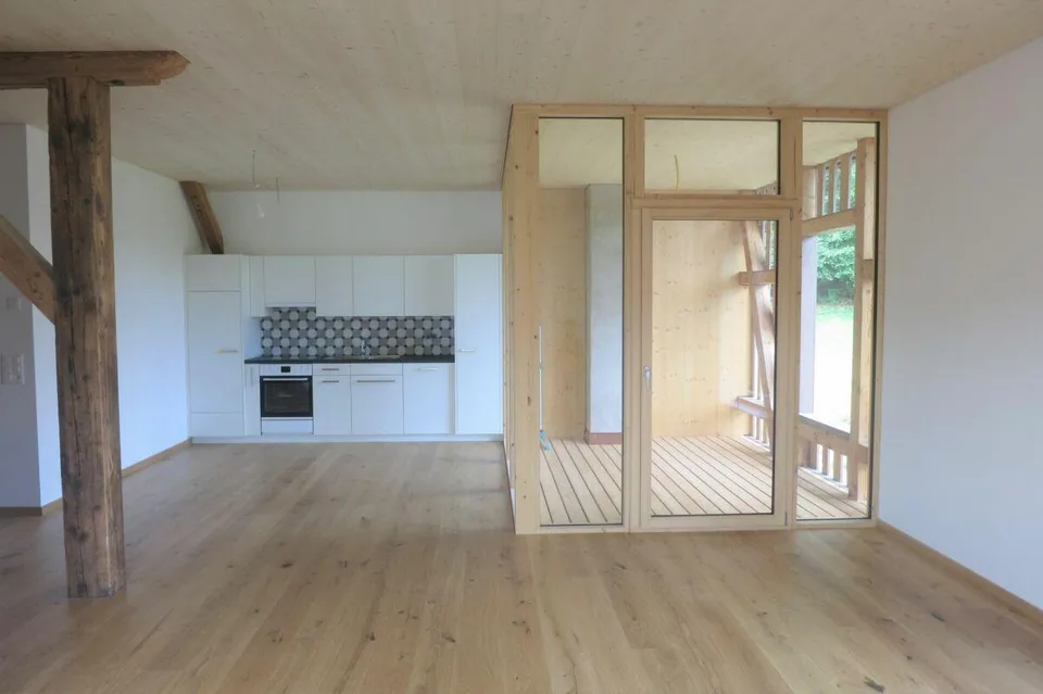 Einzigartiges Wohnambiente - 2½ Zimmer mit Holzelementen und Loggia