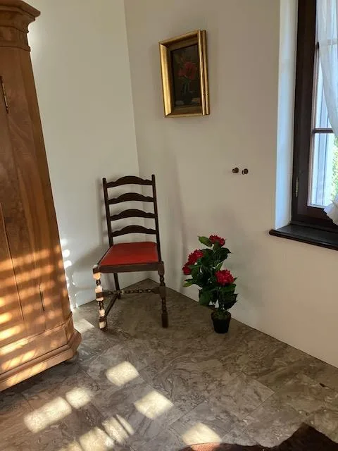möbliertes Zimmer mit Bad