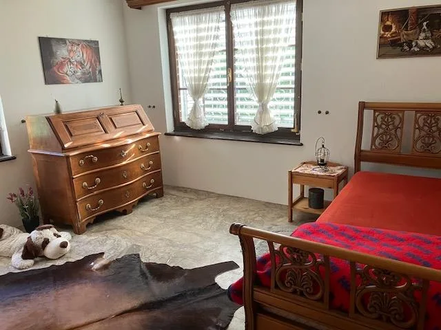möbliertes Zimmer mit Bad