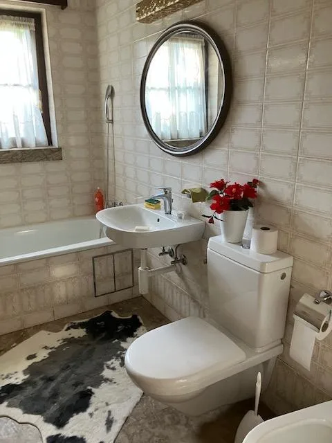 möbliertes Zimmer mit Bad