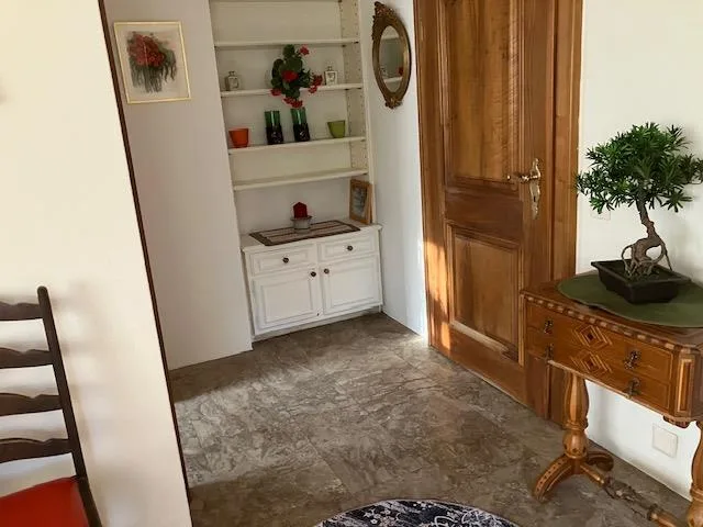möbliertes Zimmer mit Bad