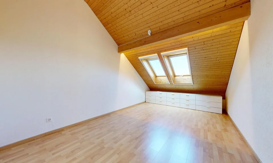 Lichtdurchflutete 3.5-Zimmer-Dachgeschosswohnung in Affoltern am Albis – Foto 7 von 11
