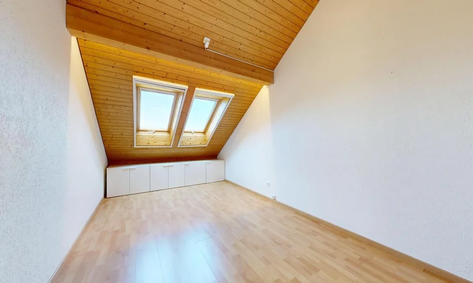 Lichtdurchflutete 3.5-Zimmer-Dachgeschosswohnung in Affoltern am Albis – Foto 9 von 11