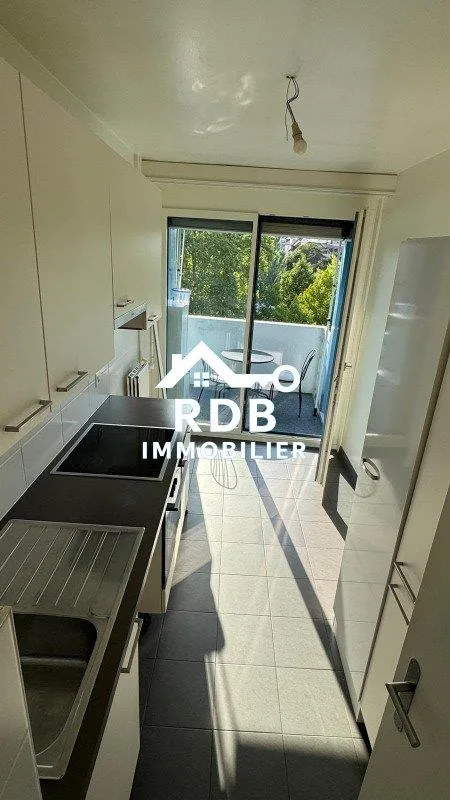 Appartement de 5 pièces au 4ème étage situé à Acacias 1227