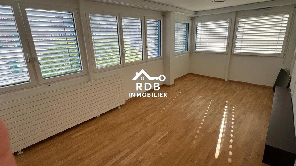 Appartement de 5 pièces au 4ème étage situé à Acacias 1227