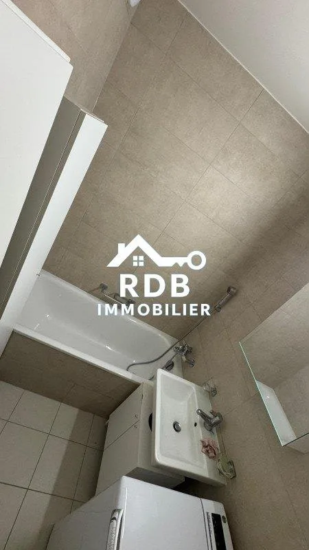 Appartement de 5 pièces au 4ème étage situé à Acacias 1227