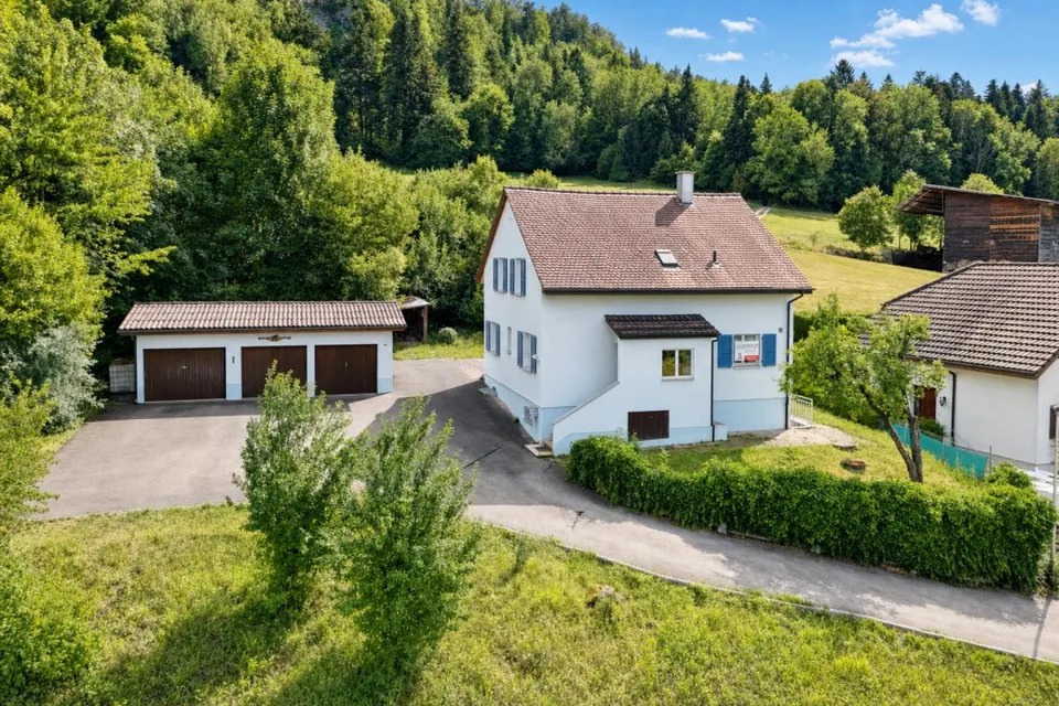 gepflegtes Einfamilienhaus mit drei Garagen und Umschwung