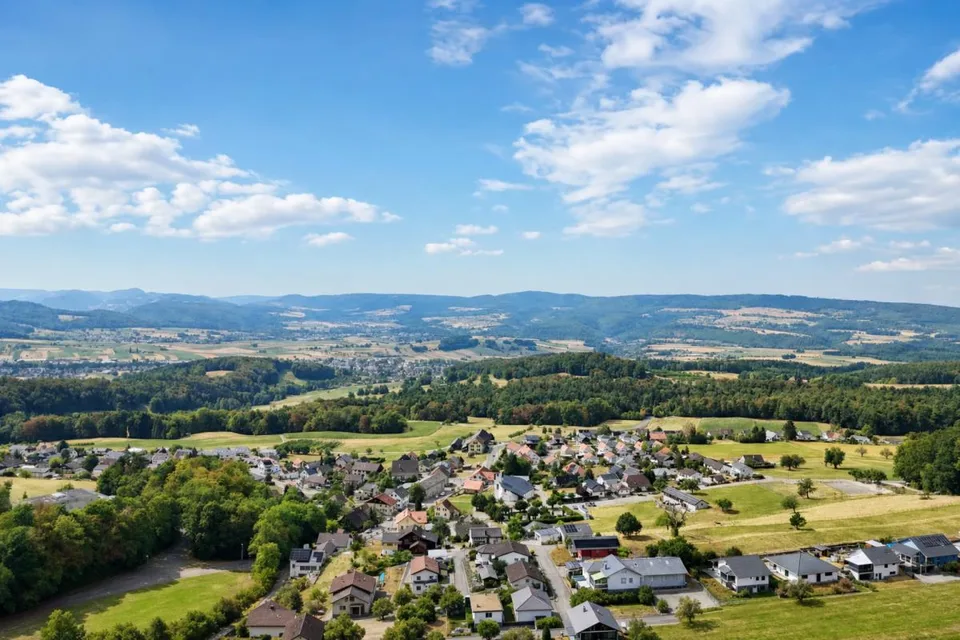 gepflegtes Einfamilienhaus mit drei Garagen und Umschwung