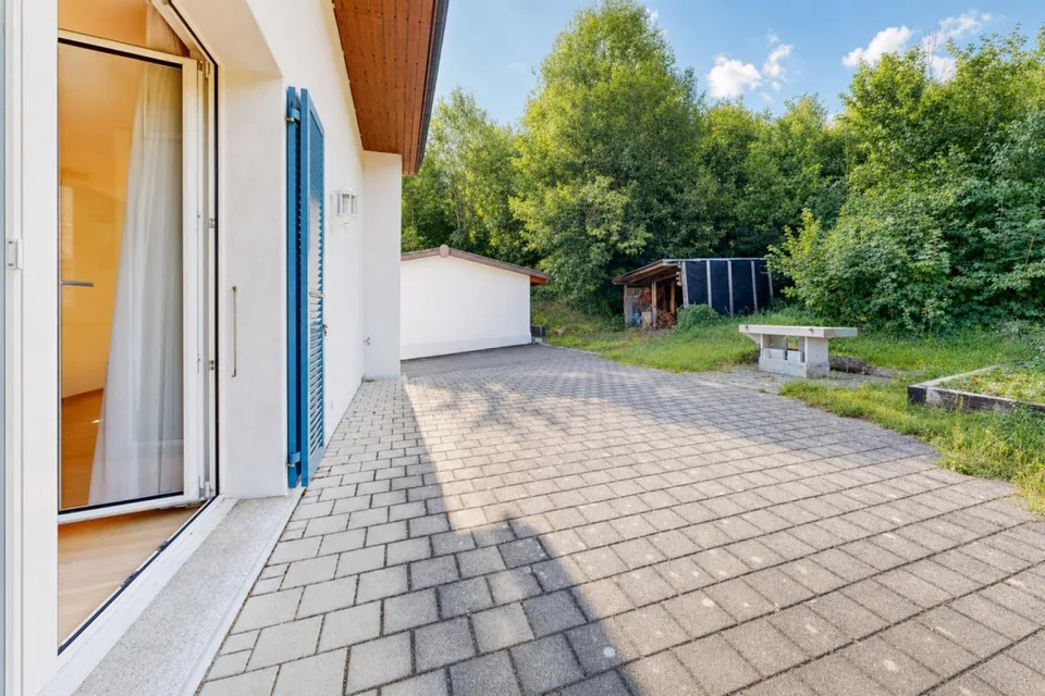 gepflegtes Einfamilienhaus mit drei Garagen und Umschwung