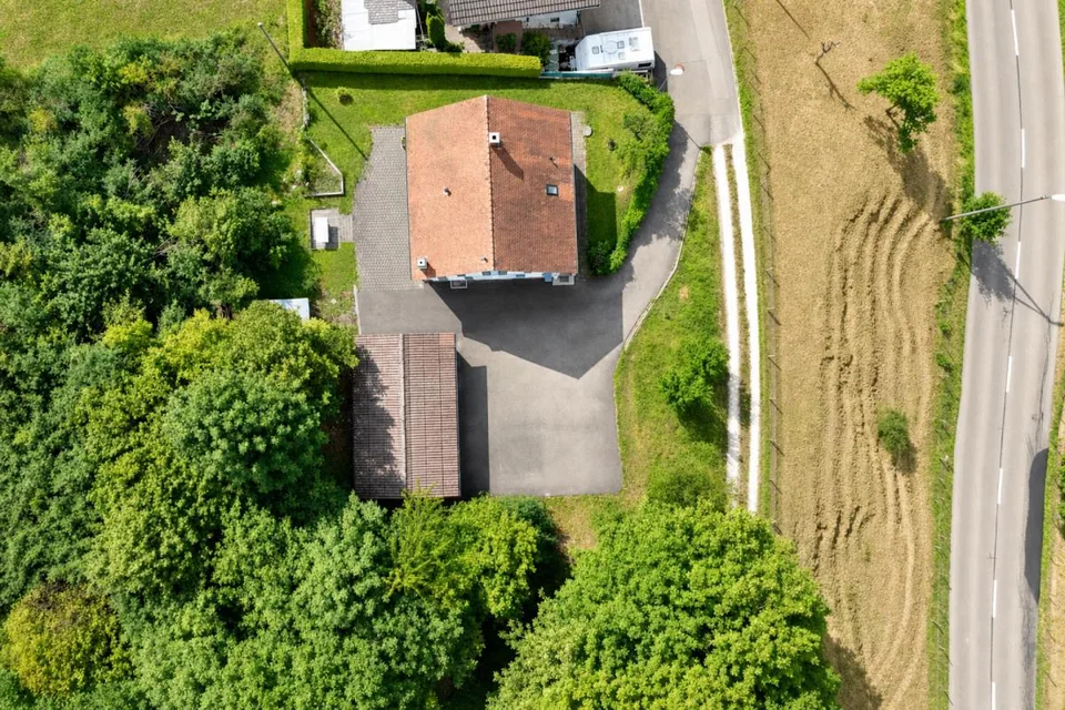 gepflegtes Einfamilienhaus mit drei Garagen und Umschwung