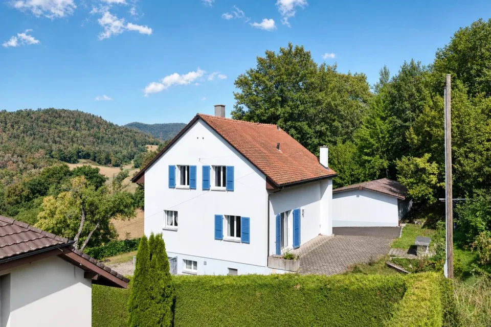 gepflegtes Einfamilienhaus mit drei Garagen und Umschwung