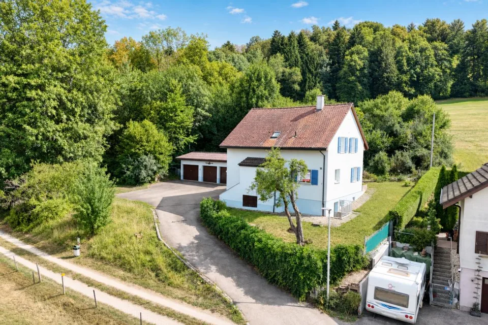 gepflegtes Einfamilienhaus mit drei Garagen und Umschwung
