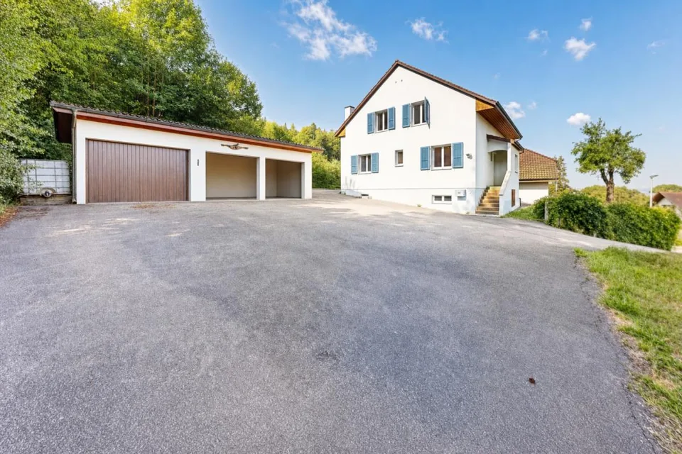 gepflegtes Einfamilienhaus mit drei Garagen und Umschwung