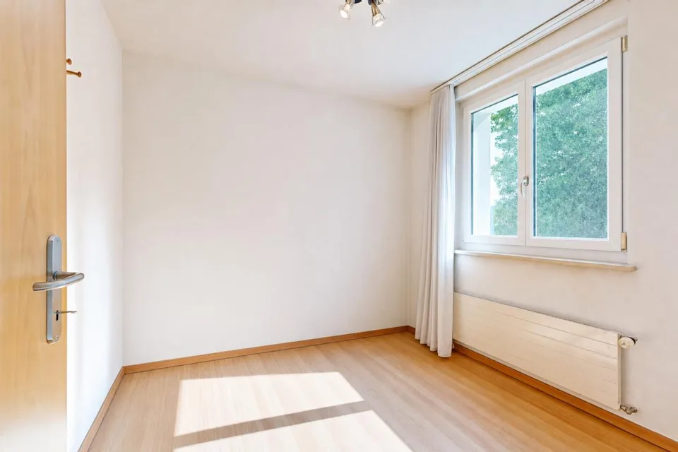 gepflegtes Einfamilienhaus mit drei Garagen und Umschwung