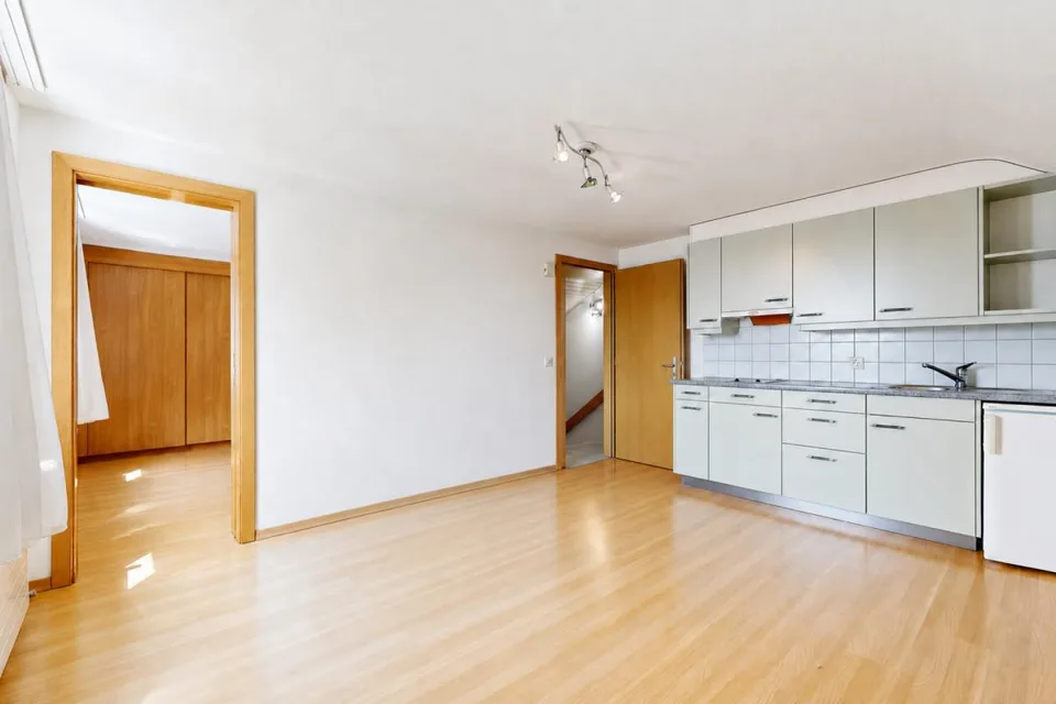 gepflegtes Einfamilienhaus mit drei Garagen und Umschwung