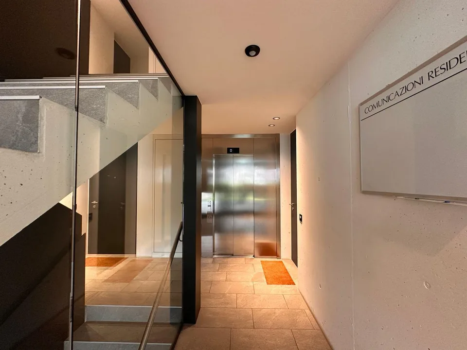 Attico moderno con 40 m² di terrazza e vista panoramica su Locarno ...