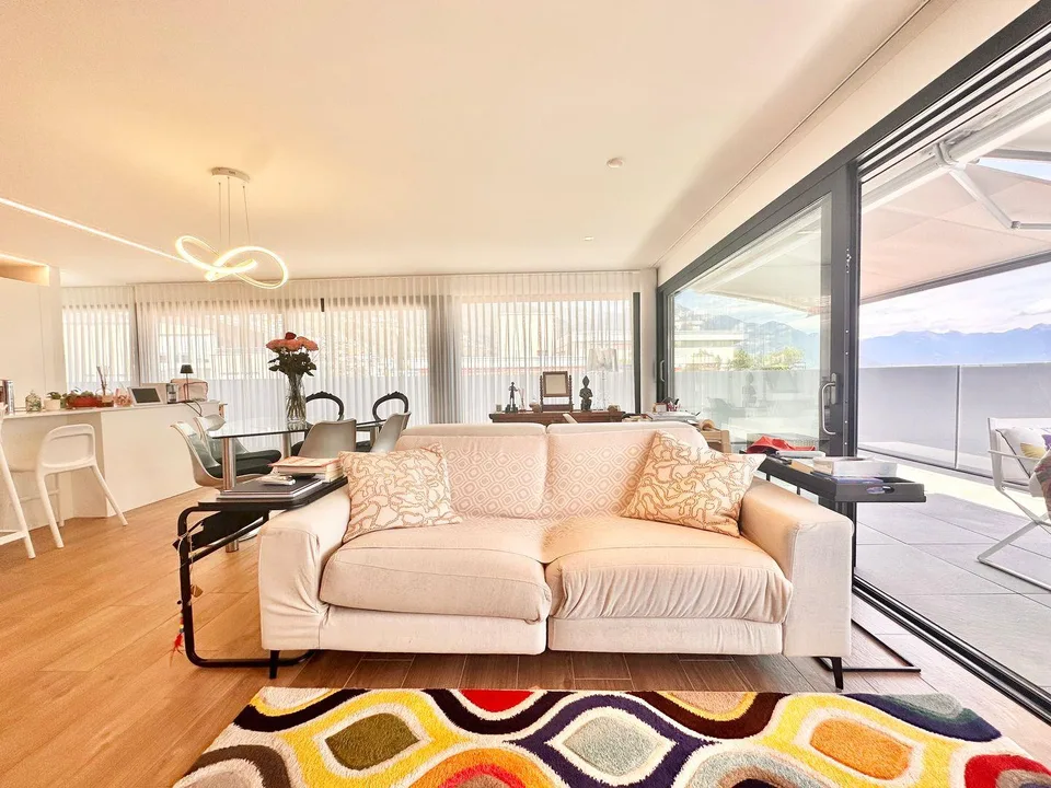 Attico moderno con 40 m² di terrazza e vista panoramica su Locarno ...