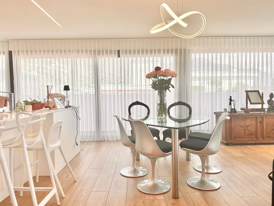 Attico moderno con 40 m² di terrazza e vista panoramica su Locarno ...