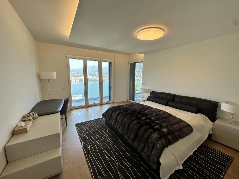 Grande attico con vista lago e terrazza tetto – Foto 7 von 11