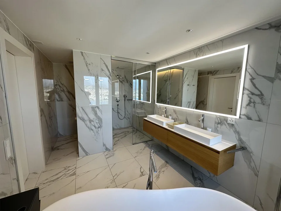 Grande attico con vista lago e terrazza tetto – Foto 9 von 11