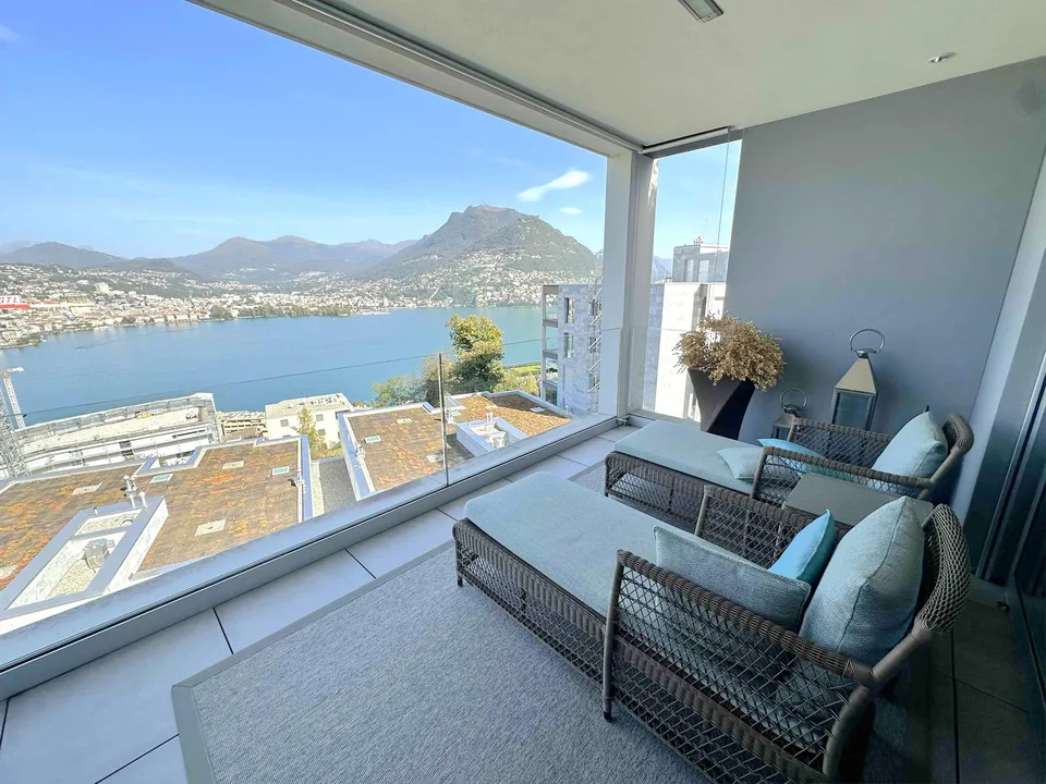 Grande attico con vista lago e terrazza tetto – Foto 5 von 11