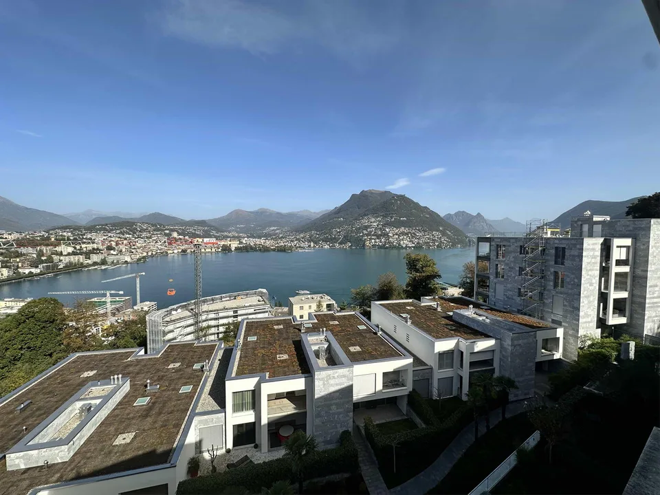 Grande attico con vista lago e terrazza tetto – Foto 4 von 11