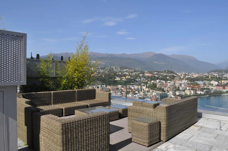 Grande attico con vista lago e terrazza tetto – Foto 2 von 11