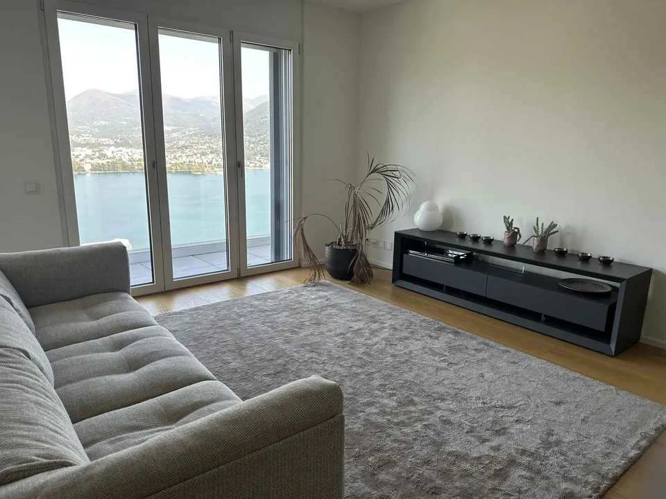 Grande attico con vista lago e terrazza tetto – Foto 10 von 11